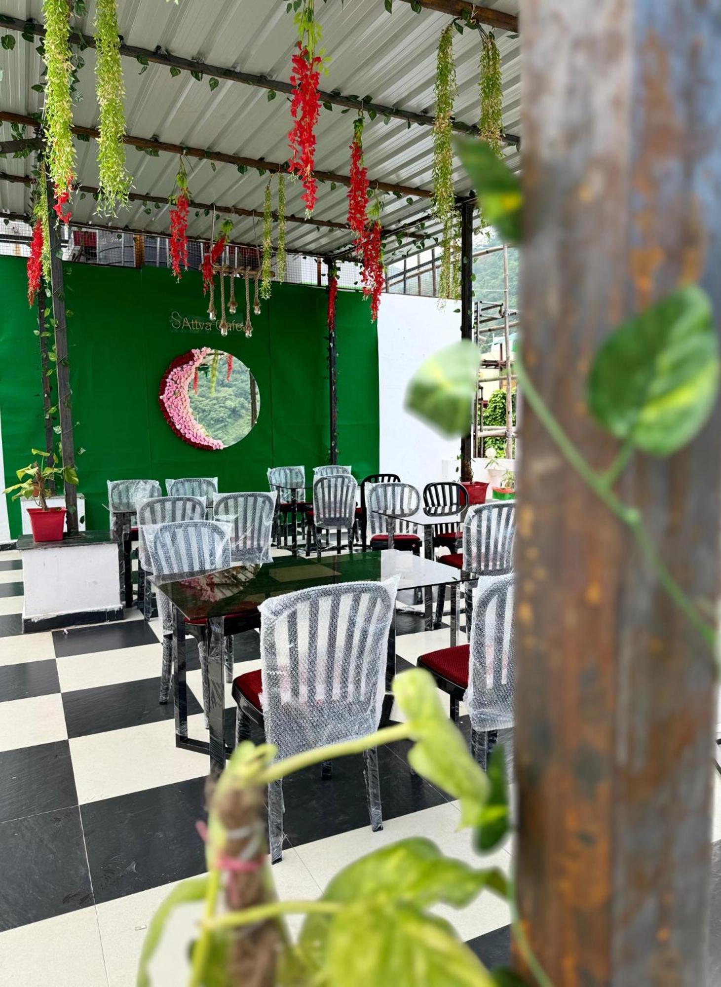 Sattva Cafe And Motel ริชิเคช ภายนอก รูปภาพ