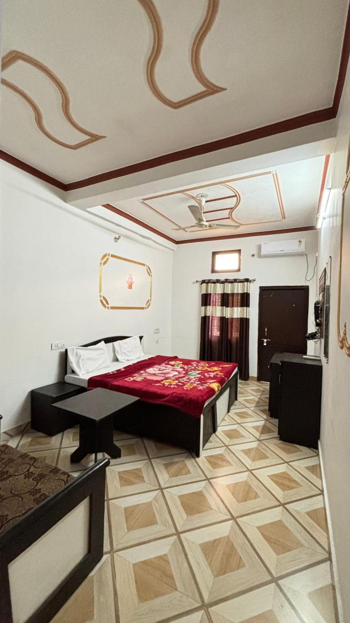 Sattva Cafe And Motel ริชิเคช ภายนอก รูปภาพ
