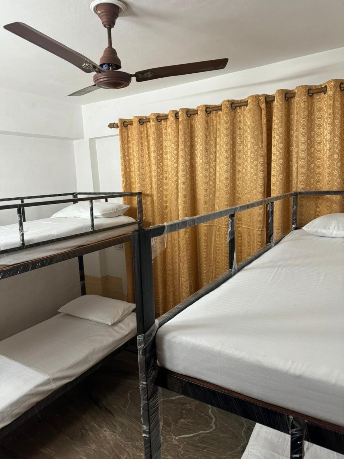 Sattva Cafe And Motel ริชิเคช ภายนอก รูปภาพ